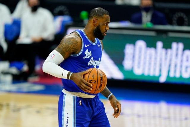 闫鹏飞22+12上海2-1晋级八强 首钢4人被驱逐